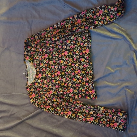 Long sleeve floral too - Picture 1 of 3